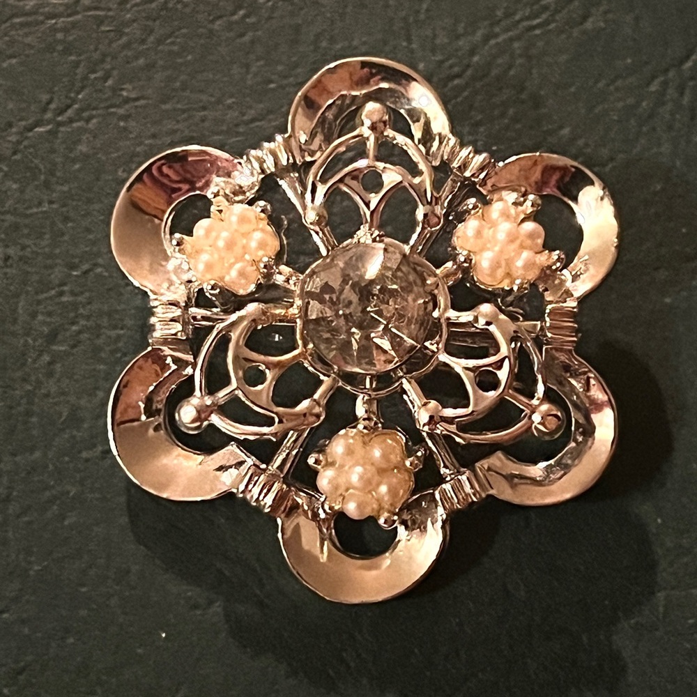 Vintage silver-tone brooch large clear rhinestone and faux pearls 1.5” EUC